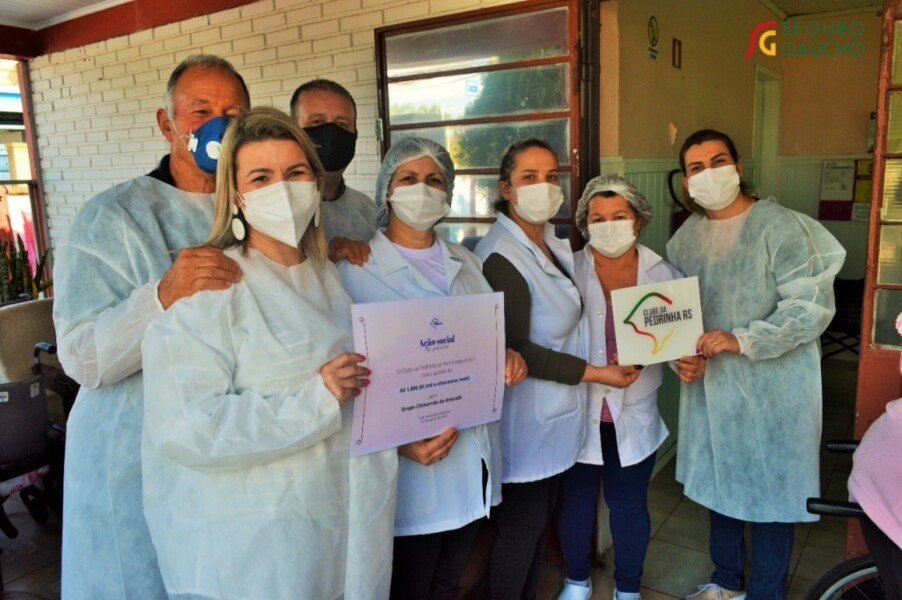 membros-do-clube-da-pedrinha-entregam-doacoes-para-lar-de-idosos-em-canoas