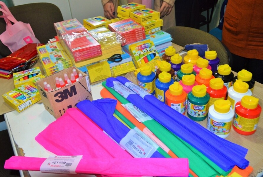 contribuindo-para-educacao-clube-da-pedrinha-doa-material-escolar-para-projeto-assistencial