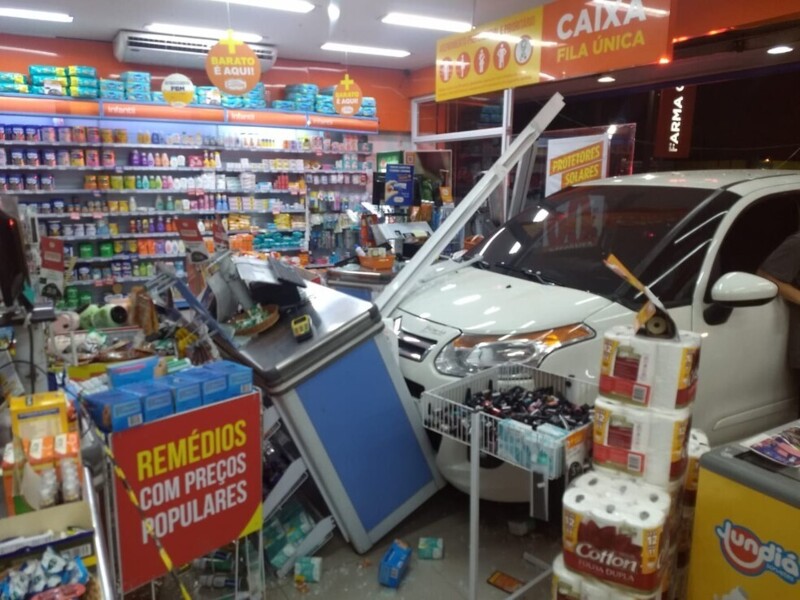 carro-invade-farmacia-provoca-acidente-e-chama-atencao-para-riscos-que-seguro-pode-cobrir