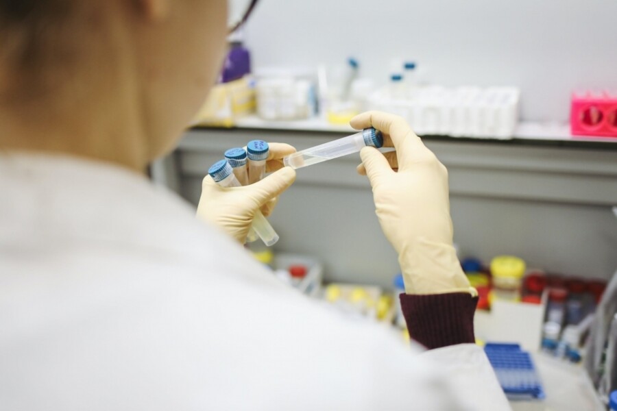 laboratorio-podera-ser-obrigado-a-ter-seguro-para-dano-colateral-de-vacina-contra-covid-19