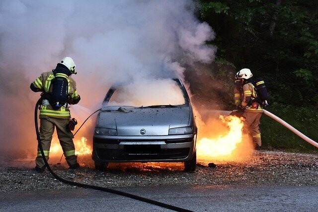 advogado-incendeia-carro-de-ex-noiva-entenda-como-o-seguro-age-em-casos-assim