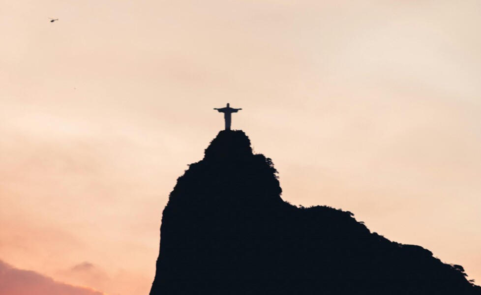 cristo-redentor-recebe-iluminacao-especial-em-homenagem-aos-100-anos-da-generali-brasil
