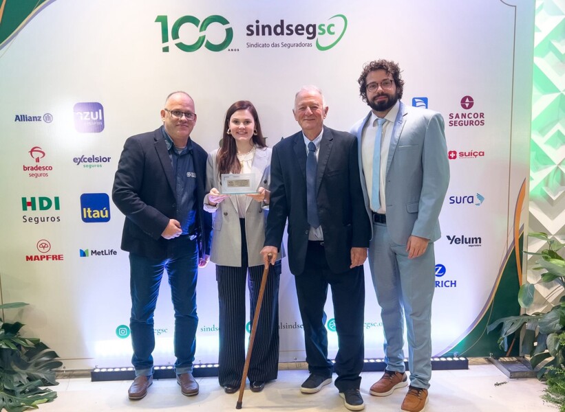 seguro-catarinense-recebe-homenagem-durante-os-100-anos-do-sindsegsc