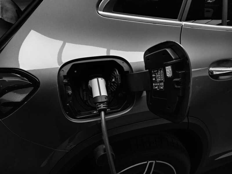 carros-eletricos-se-tornam-alvos-de-hackers-e-levantam-possibilidades-sobre-o-papel-dos-seguros-na-protecao-desses-veiculos