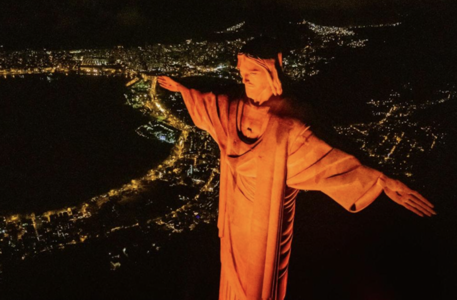 cristo-redentor-e-iluminado-em-laranja-para-homenagear-128-anos-da-sulamerica