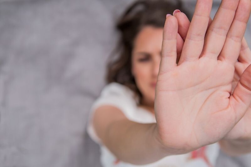 seguro-que-oferece-protecao-em-casos-de-agressao-auxilia-mulheres-a-dar-o-primeiro-passo-para-sair-do-abuso