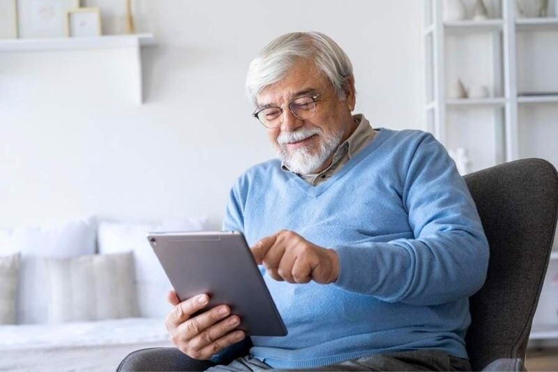 dia-dos-pais-aumento-de-crimes-virtuais-contra-idosos-da-destaque-a-seguros-que-protegem-o-fluxo-de-dados-pessoais-na-internet