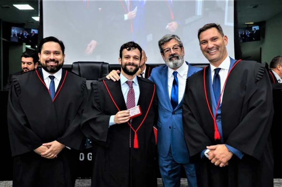 josias-entrega-carteira-da-oab-rs-para-o-filho-joao-caetano