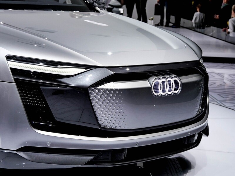 seguro-e-a-filha-de-casal-que-danificou-10-carros-da-audi-em-um-show-room
