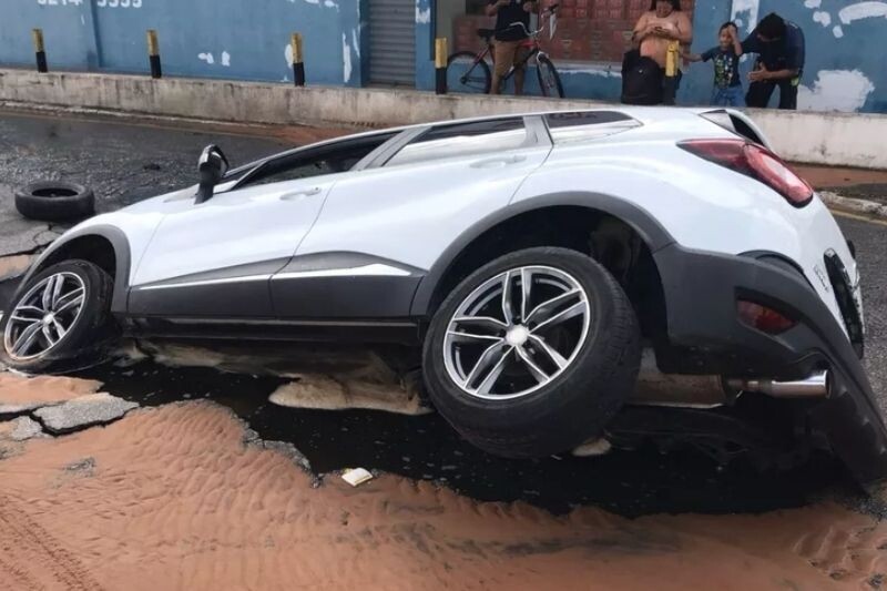 carro-engolido-por-buraco-alerta-para-importancia-do-seguro-auto
