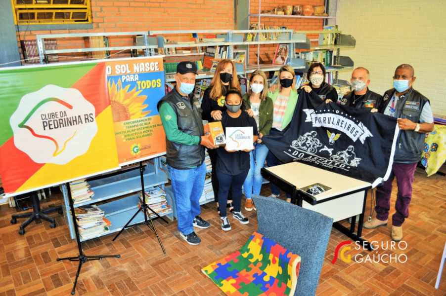 clube-da-pedrinha-entrega-1094-livros-para-escola-da-restinga